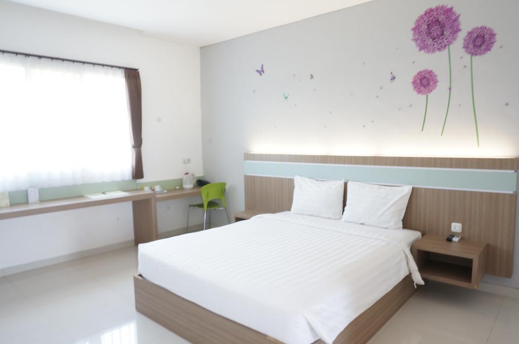 Rumah Cassa Guest House Surabaya Værelse billede