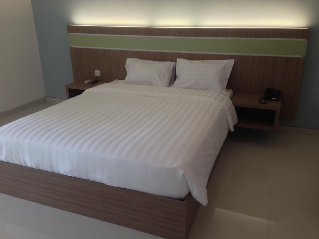 Rumah Cassa Guest House Surabaya Værelse billede