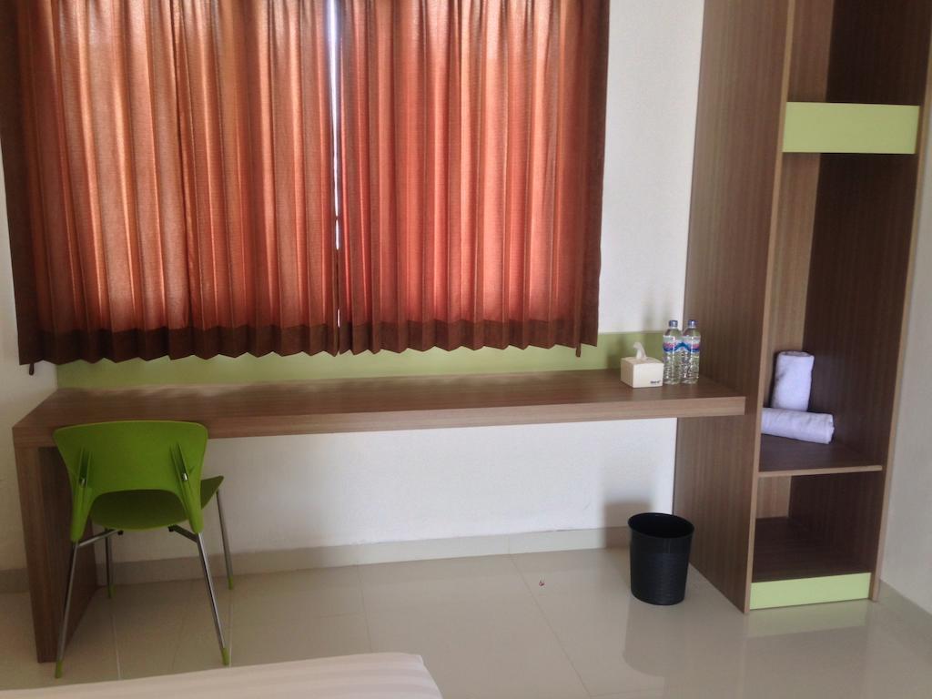 Rumah Cassa Guest House Surabaya Værelse billede
