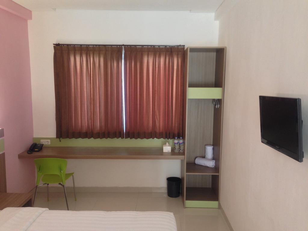 Rumah Cassa Guest House Surabaya Værelse billede