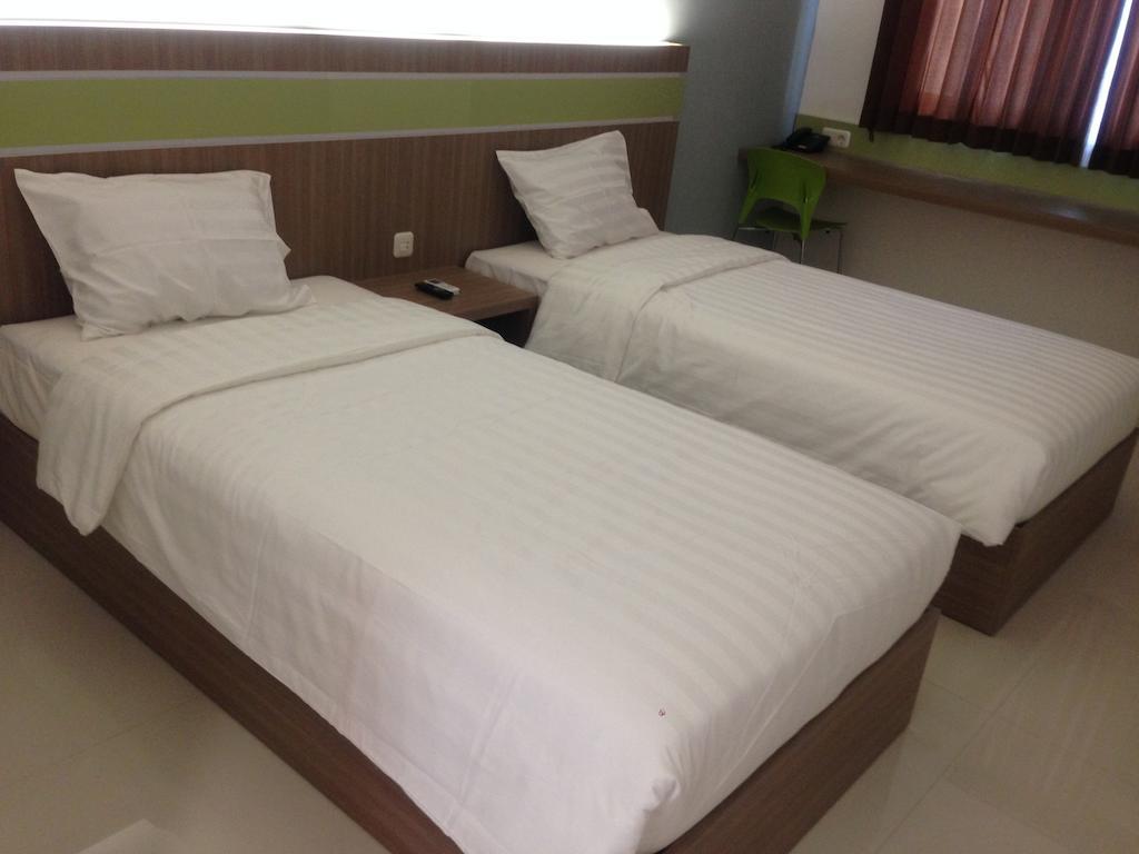 Rumah Cassa Guest House Surabaya Værelse billede