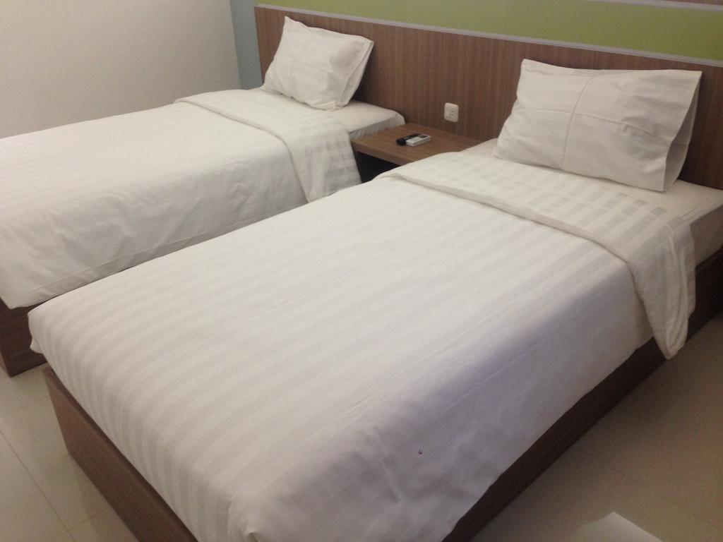 Rumah Cassa Guest House Surabaya Værelse billede