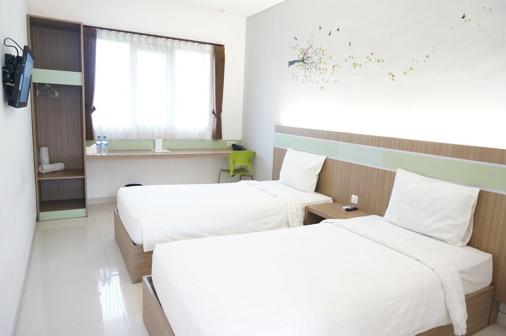 Rumah Cassa Guest House Surabaya Værelse billede