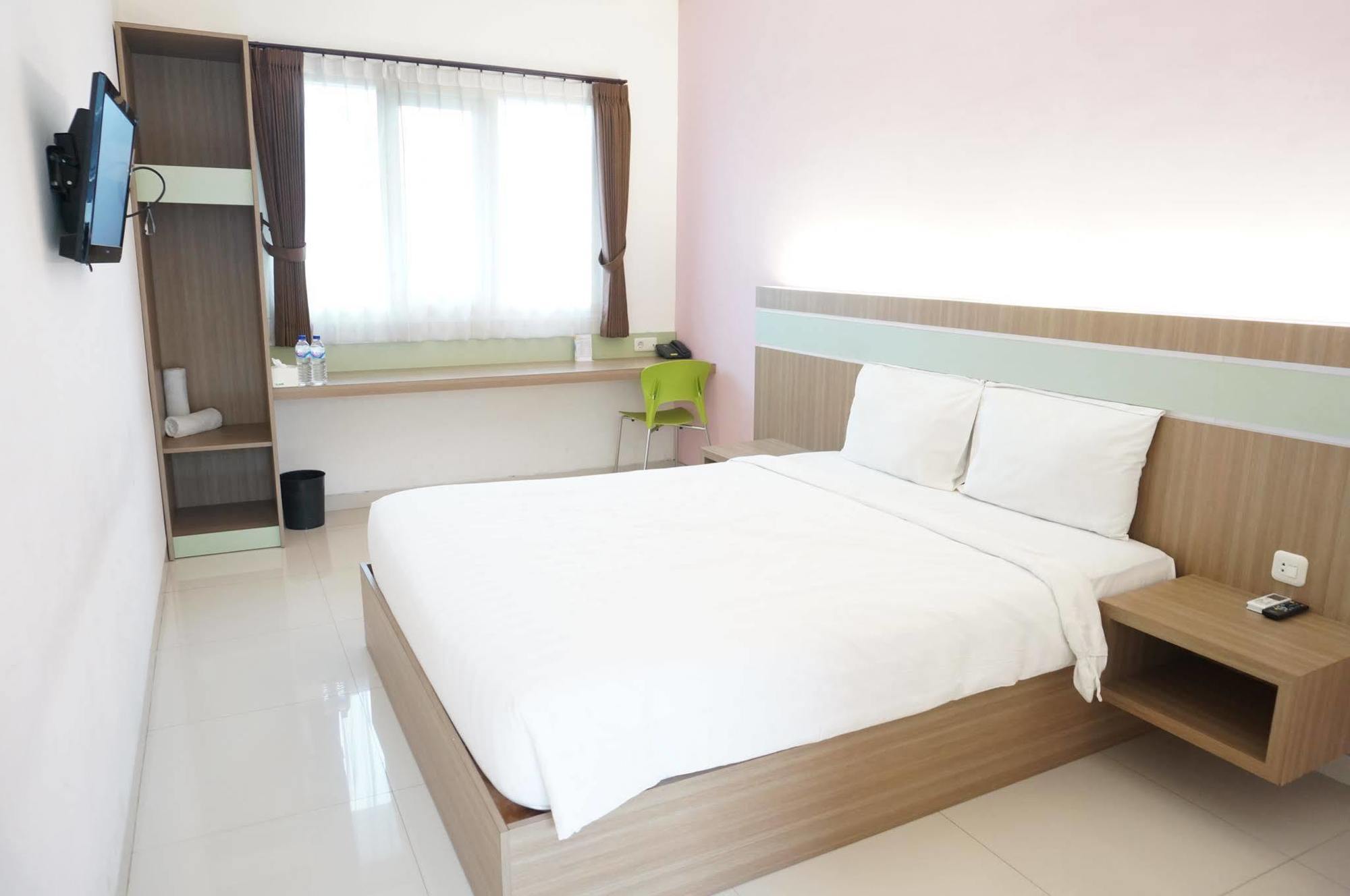 Rumah Cassa Guest House Surabaya Eksteriør billede